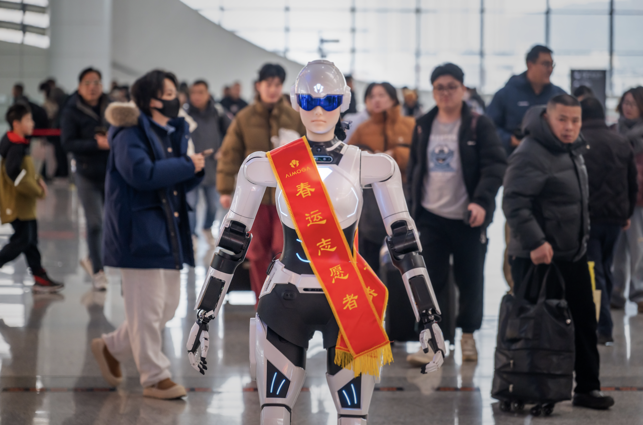 中国「春運」に“人型ロボット”初投入　駅で案内・安全呼びかけを担う