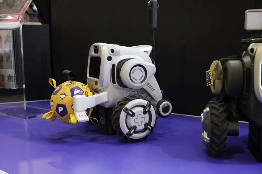 屋外を走るロボット犬「Rovar X3」が話題にーー追跡・見守り・撮影もこなす“アウトドアの相棒”