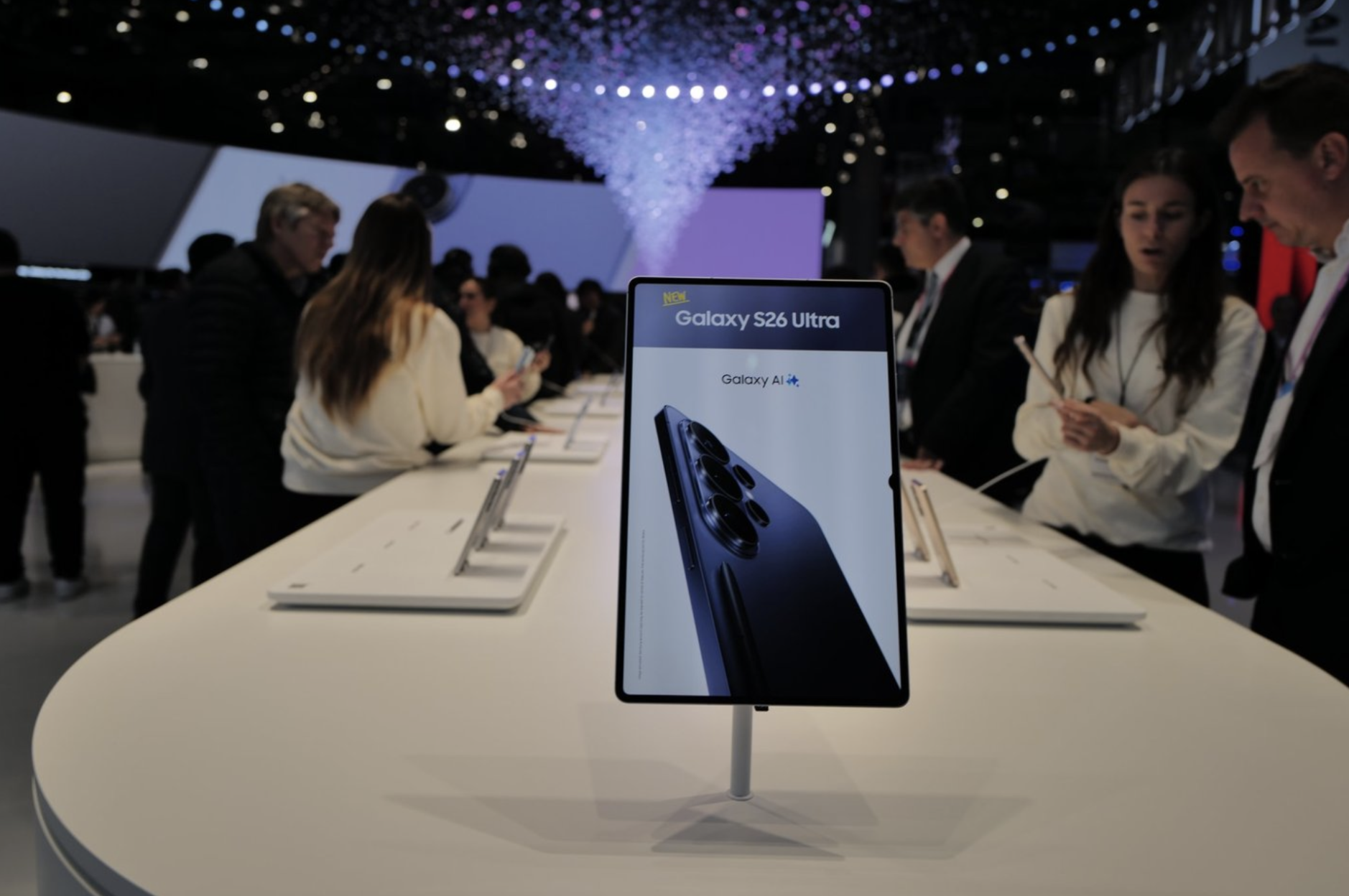 サムスン、中国勢のカメラ包囲網に反撃　MWCで見せた「のぞき見防止ディスプレイ」と「AI」の防衛線