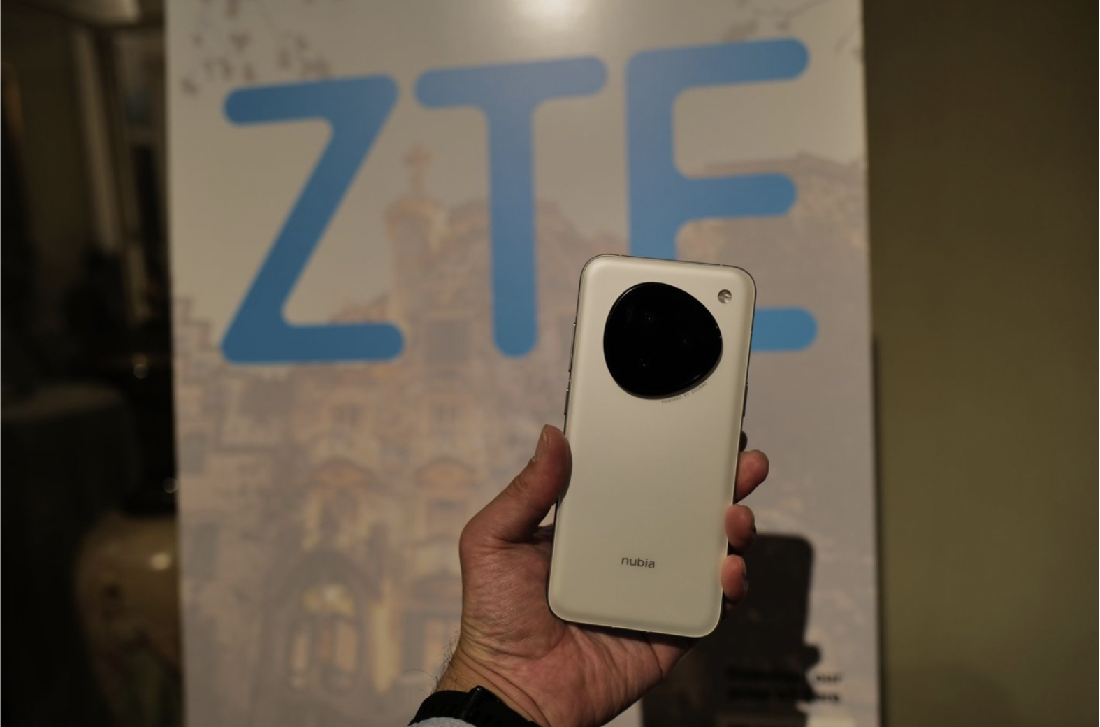 スマホも“自動運転”の時代ーーByteDance×ZTEが放つ“破壊的”AIスマホ「Nubia M153」の正体