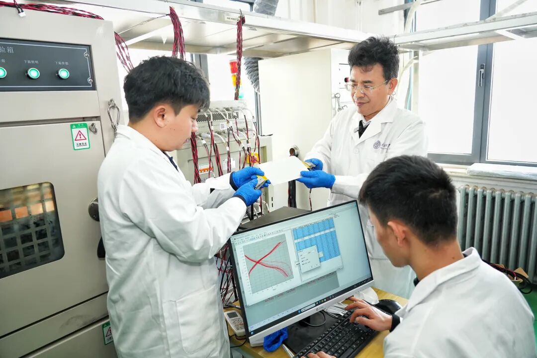 中国の研究者、新型電解液でリチウム電池の高密度化に成功