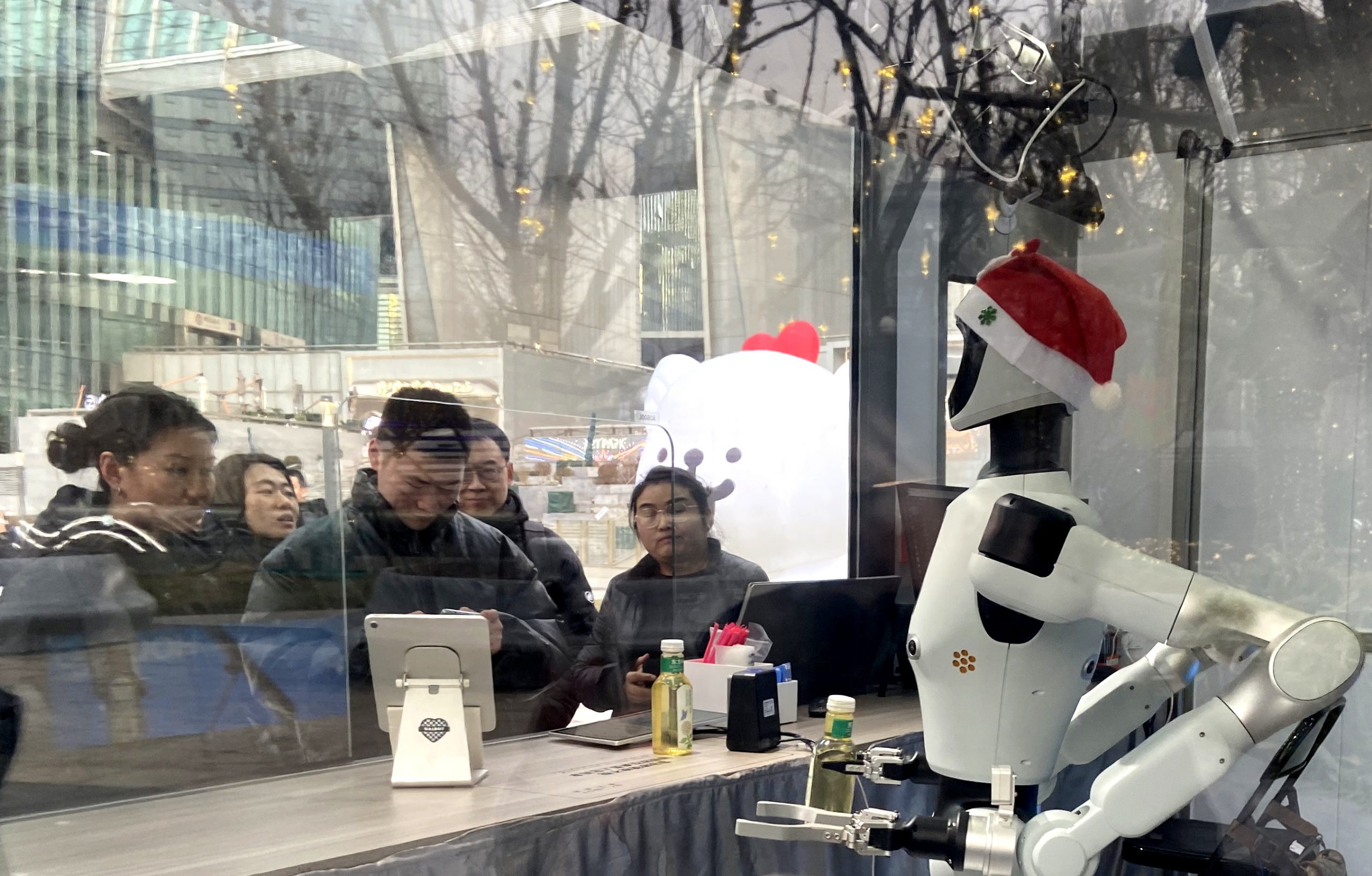 中国AI、「画面の外」へ　春晩ロボットが示す“スマート経済”時代の幕開け
