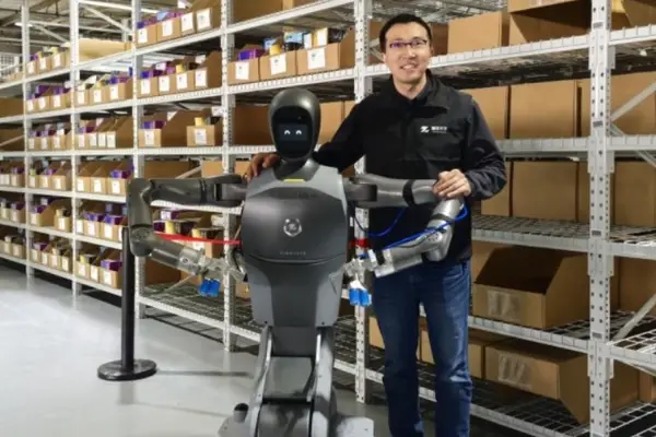 「今は車輪式が現実解」　中国・智往未来、物流ピッキング特化のAIロボット展開