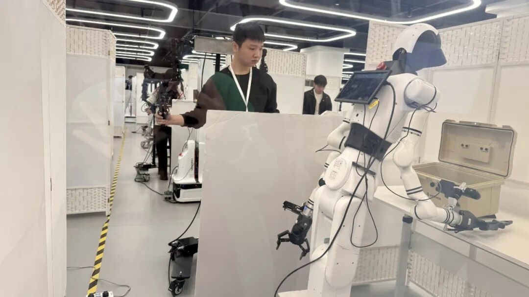 ヒューマノイド実用化、1000億件のデータがあっても足りない——中国で急拡大する「データ訓練」の現場