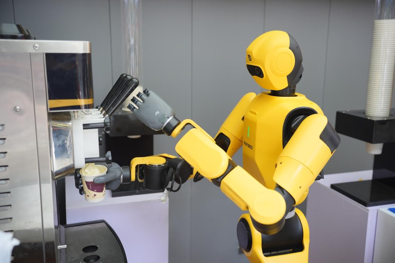 シミュレーションで学び、現場で働く。中国・DexForce、「AIロボの頭脳」で商用化加速