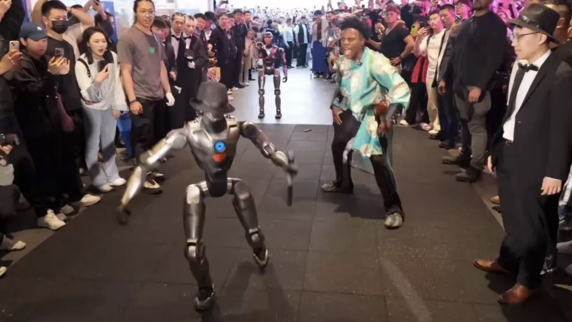 「前方宙返り」する中国のヒューマノイド「EngineAI」、設立2年で香港IPOへ