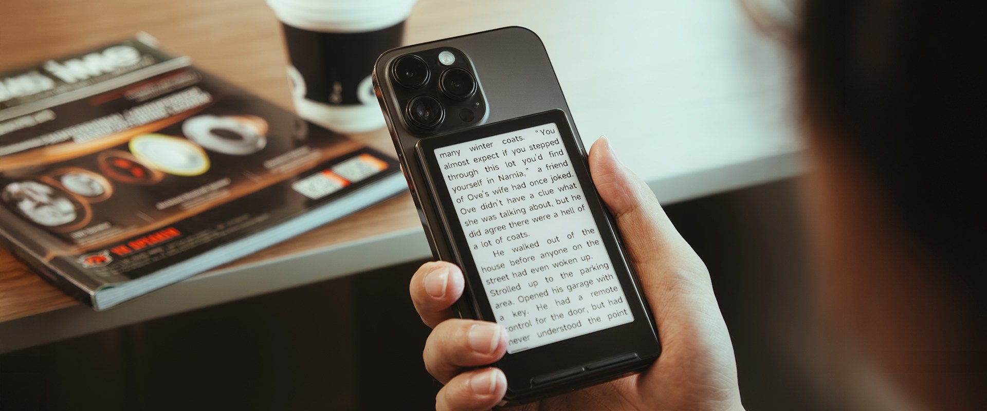 スマホを裏返すと「通知ゼロの画面」、貼る電子ペーパー「Xteink」が売れた理由