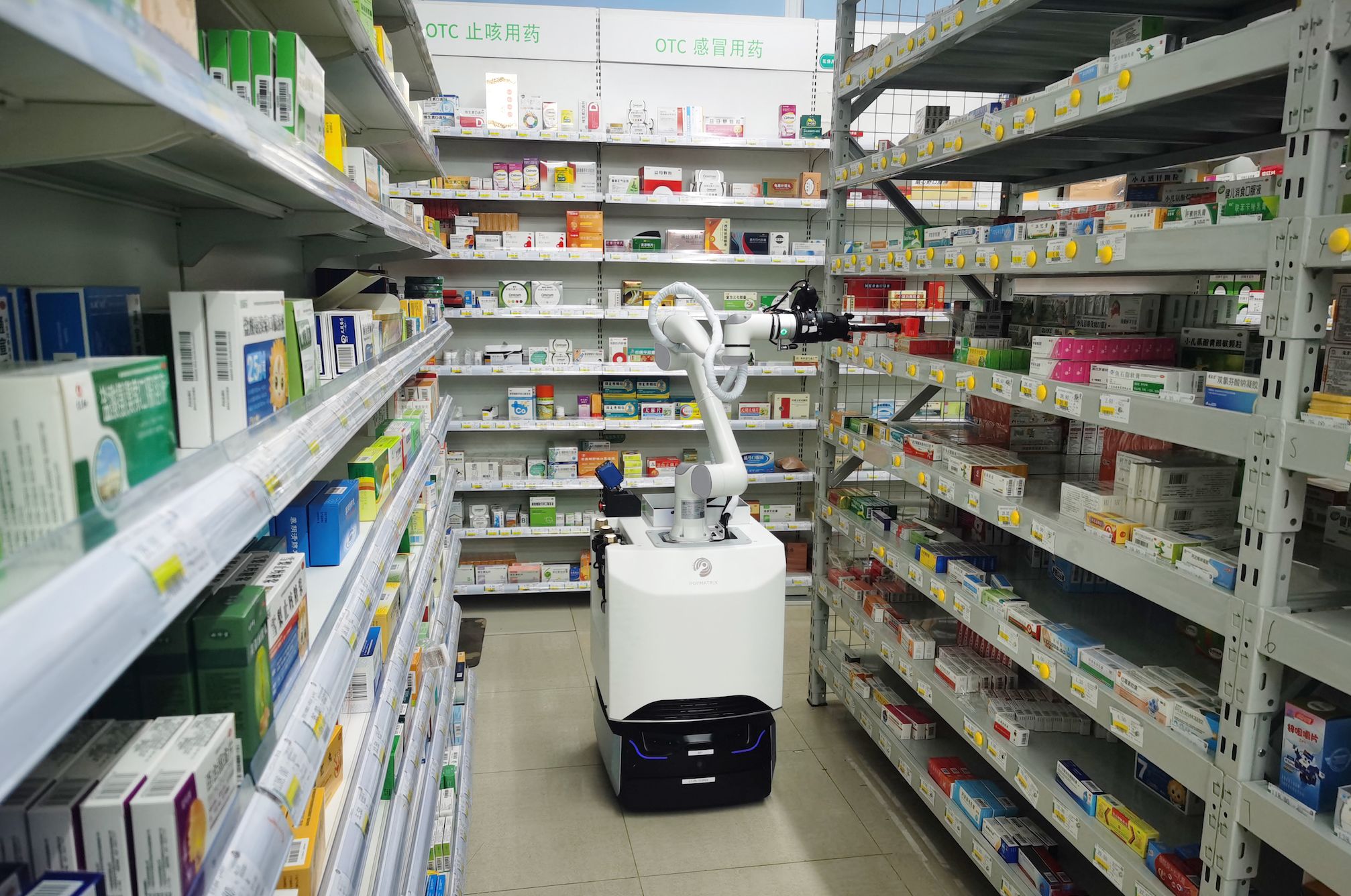 薬局で働くAIロボット、棚改修も不要。中国「Noematrix」、受注1000台規模へ