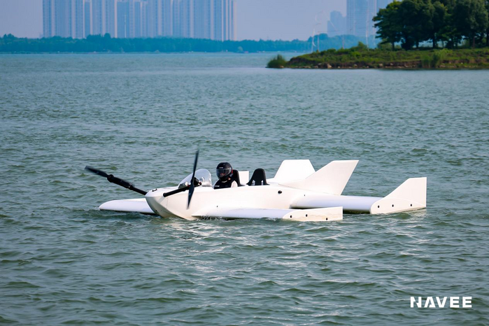 ｢空⾶ぶボート｣⽔⾯すれすれ⾛る　電動キックボード「NAVEE」が新レジャーを公開