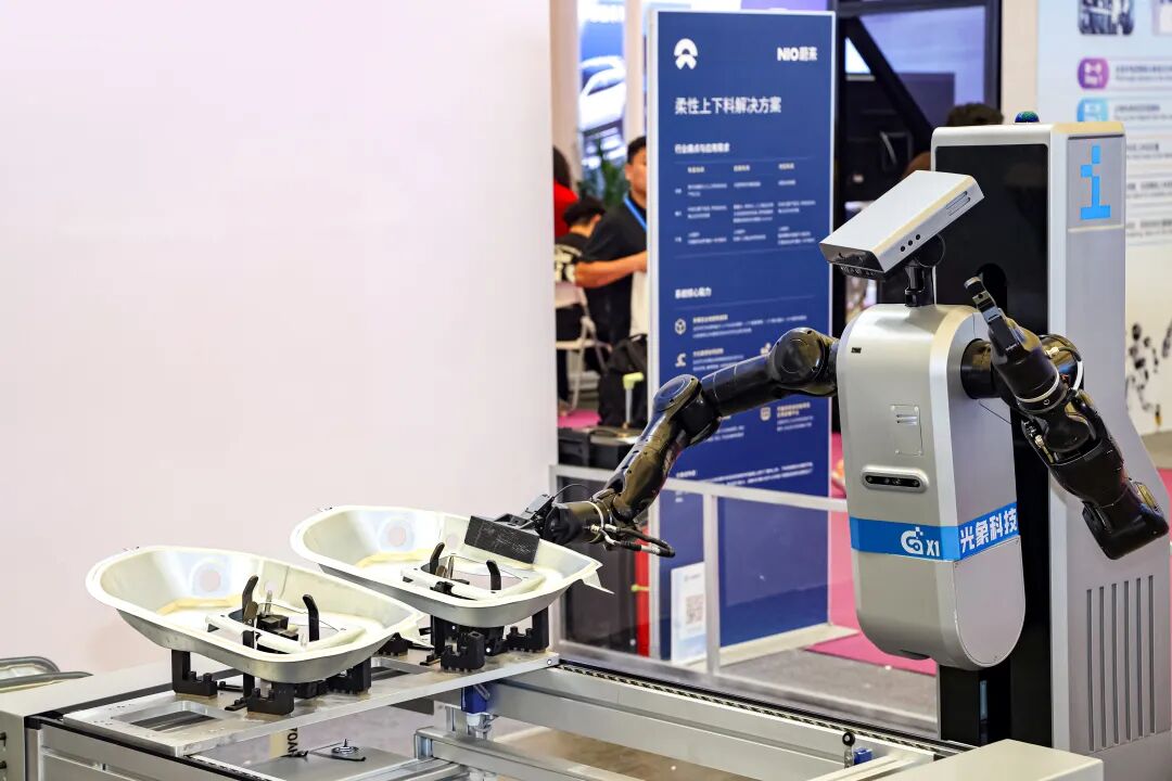 「物理法則」を学ぶロボットで大型調達　中国新興、自動車工場の「残る3割」狙う