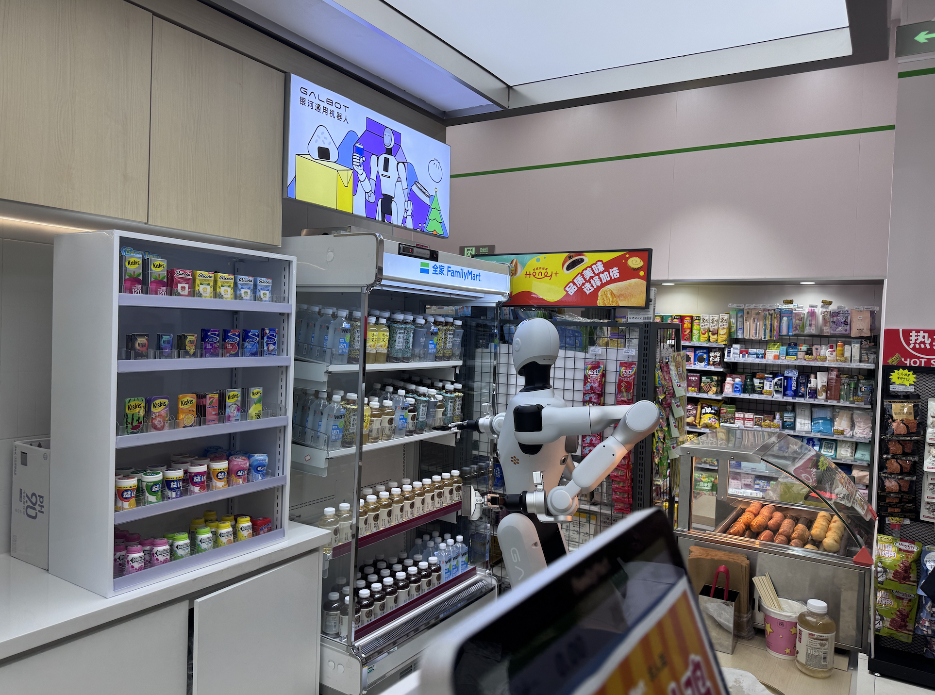 ヒューマノイド、もう薬局・コンビニで働いてた。「Galbot」が狙う社会実装の現在地【駐在員が見た中国】