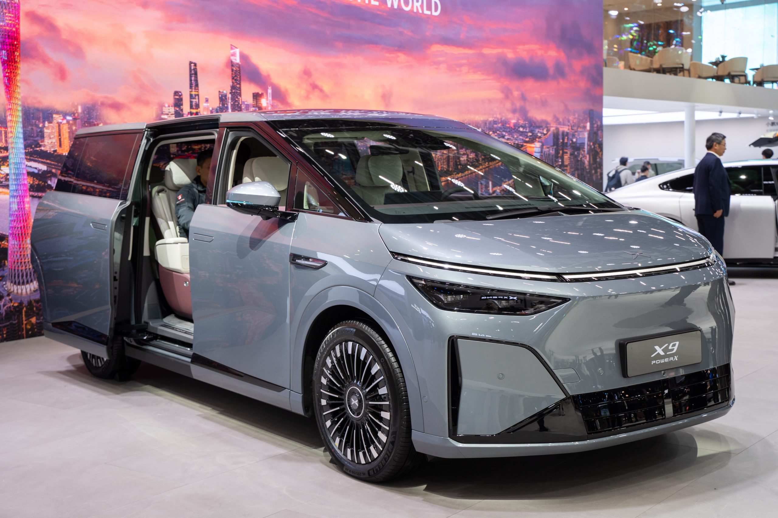 猛暑で「動けない車」続出　中国・小鵬、高級EVのエアサス故障で謝罪