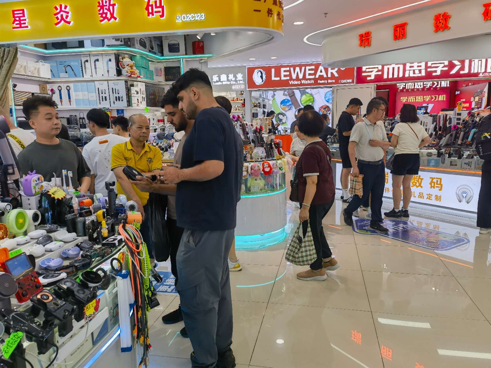 政府は"改善する"と言うけれど　中国旅行、現場はまだ外国人に「冷たい」