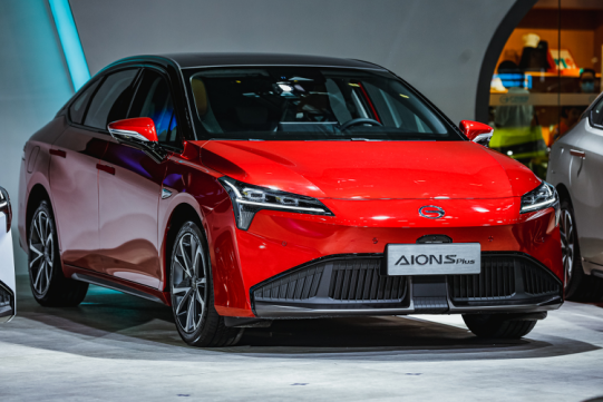 中国EV「AION」、電池の膨張・液漏れ相次ぐ　供給元CALBに試練
