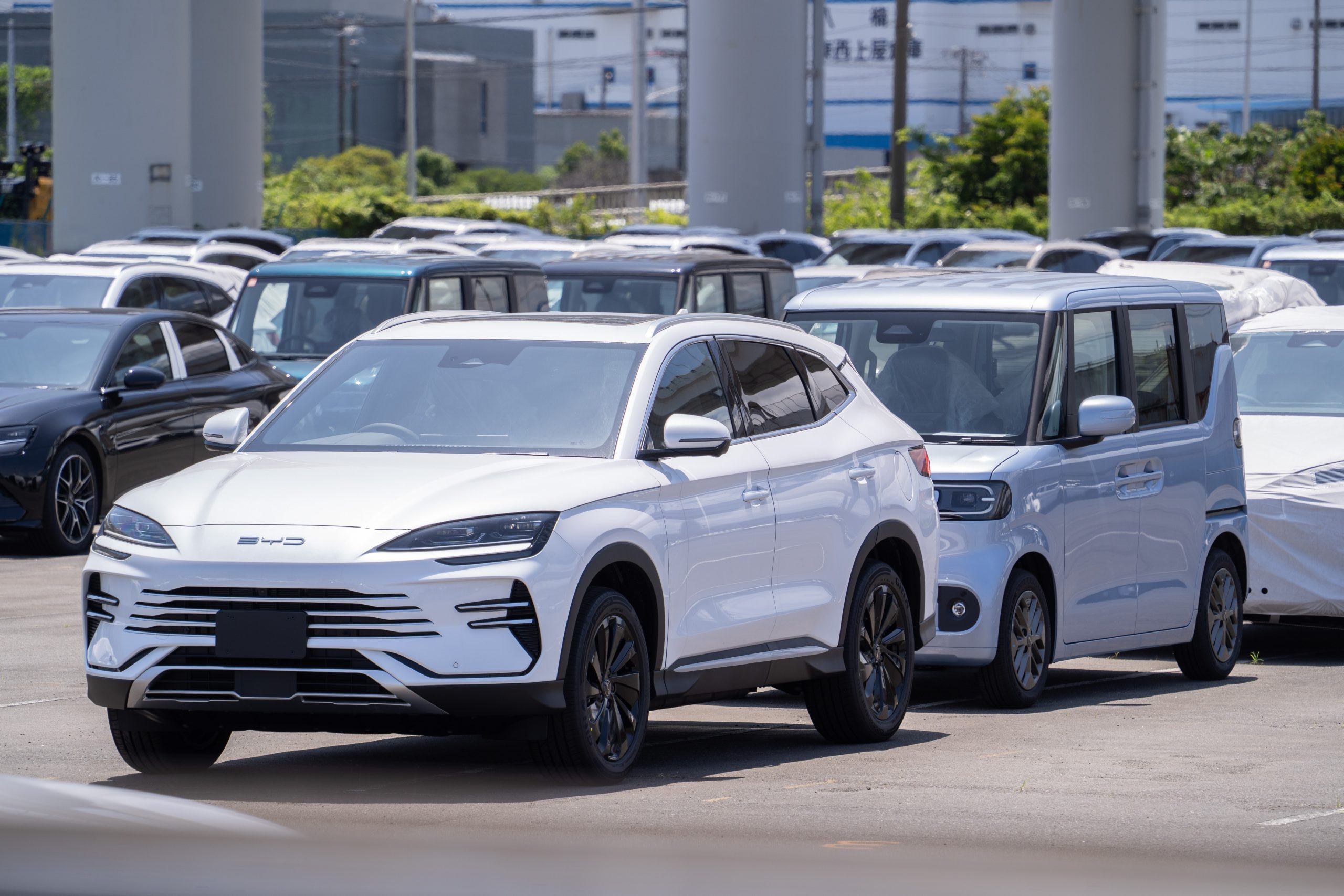 BYD、日本で次に狙うのは小型PHEV　「ATTO 2」を横浜・大黒ふ頭で目撃