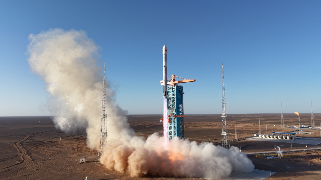 中国「朱雀3号」、着陸脚で地上に帰還　中国初のロケット陸上回収に成功