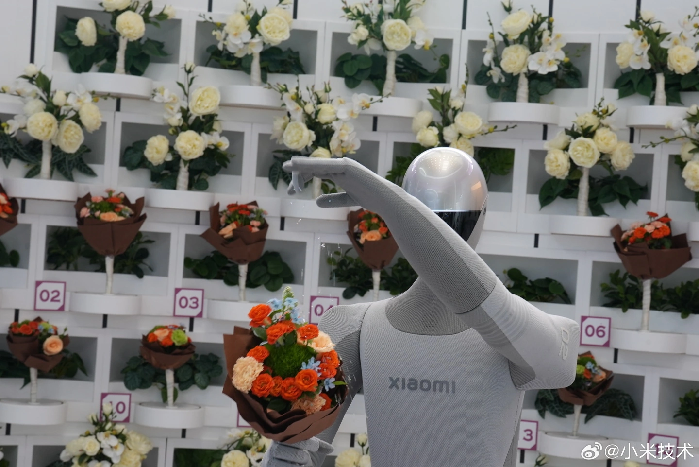 花を束ね、EV工場でも働く　シャオミの人型ロボットが表舞台へ、作業成功率90％