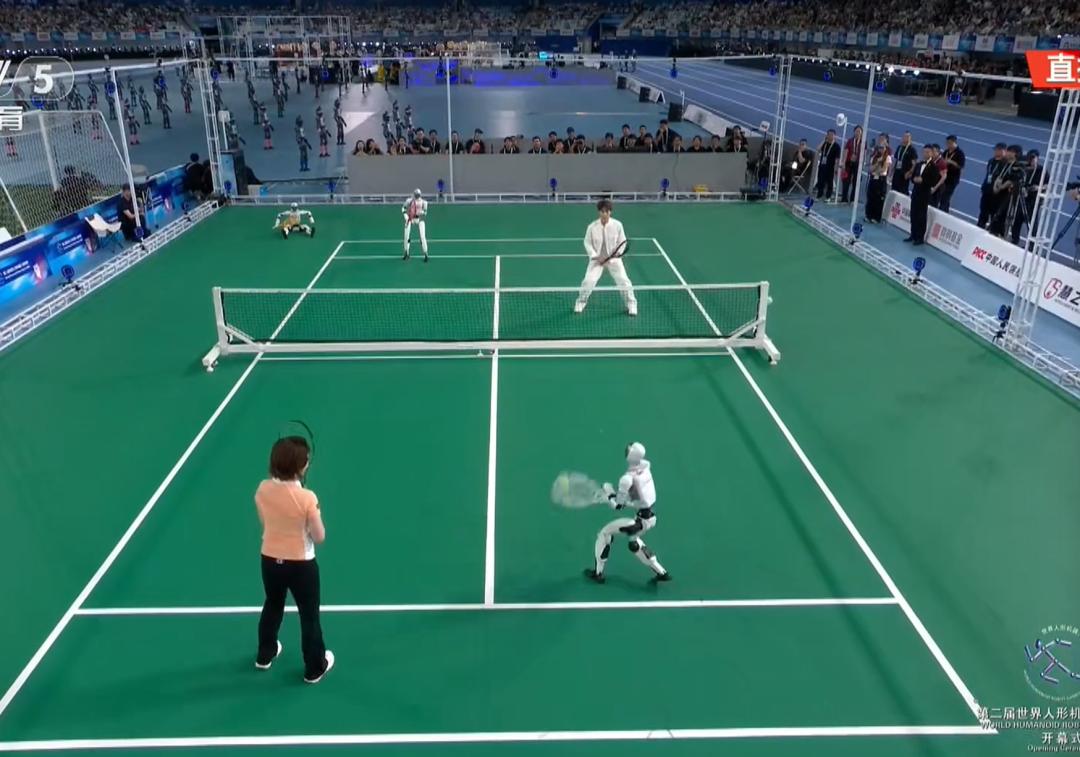 中国の人型ロボット、テニスで人間と対戦。転んでも、自力で立ち上がって試合続行