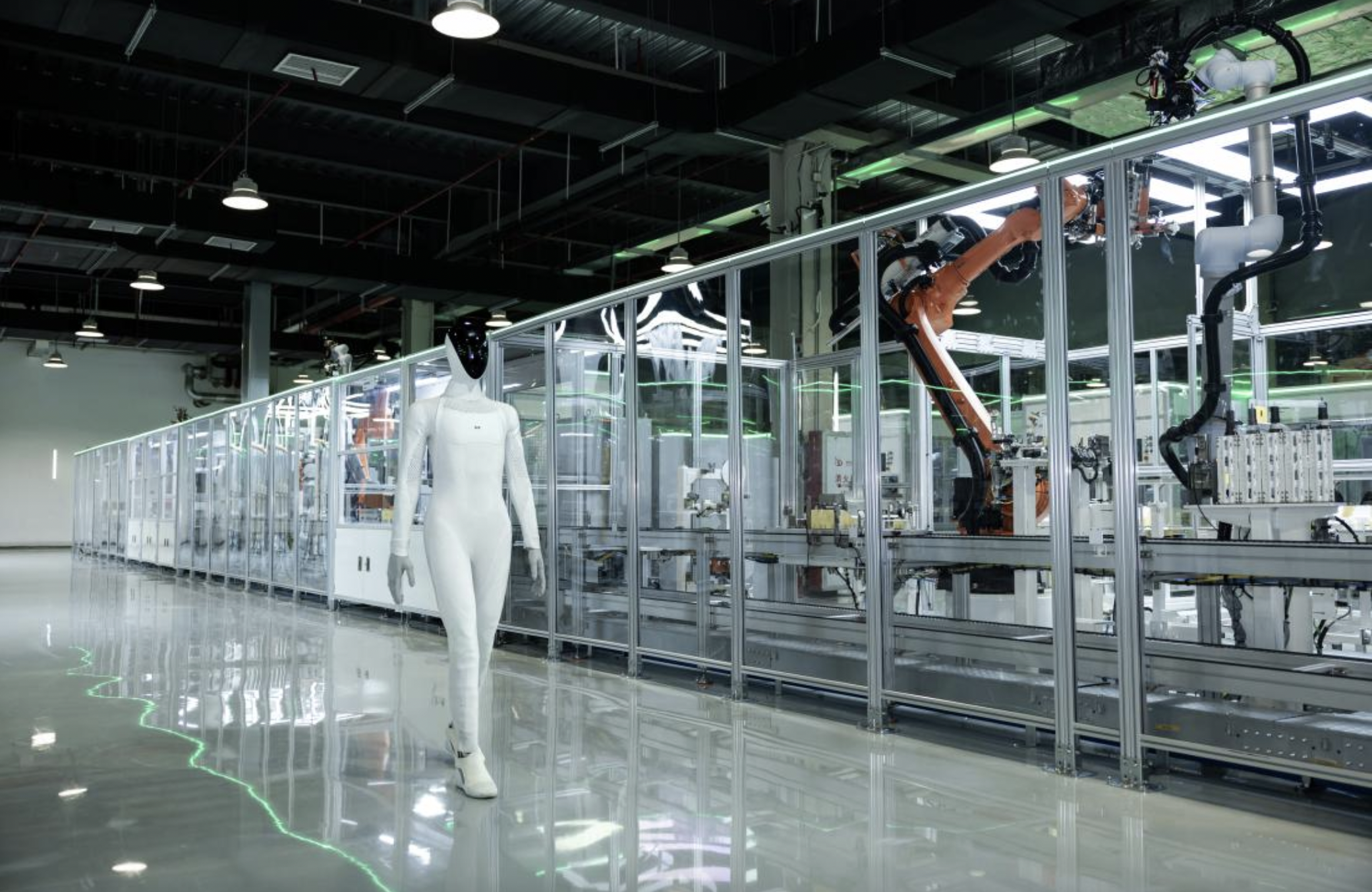 人型ロボット、自らの足で生産ラインを降りた　中国Xpeng、自動化率80％超で量産へ