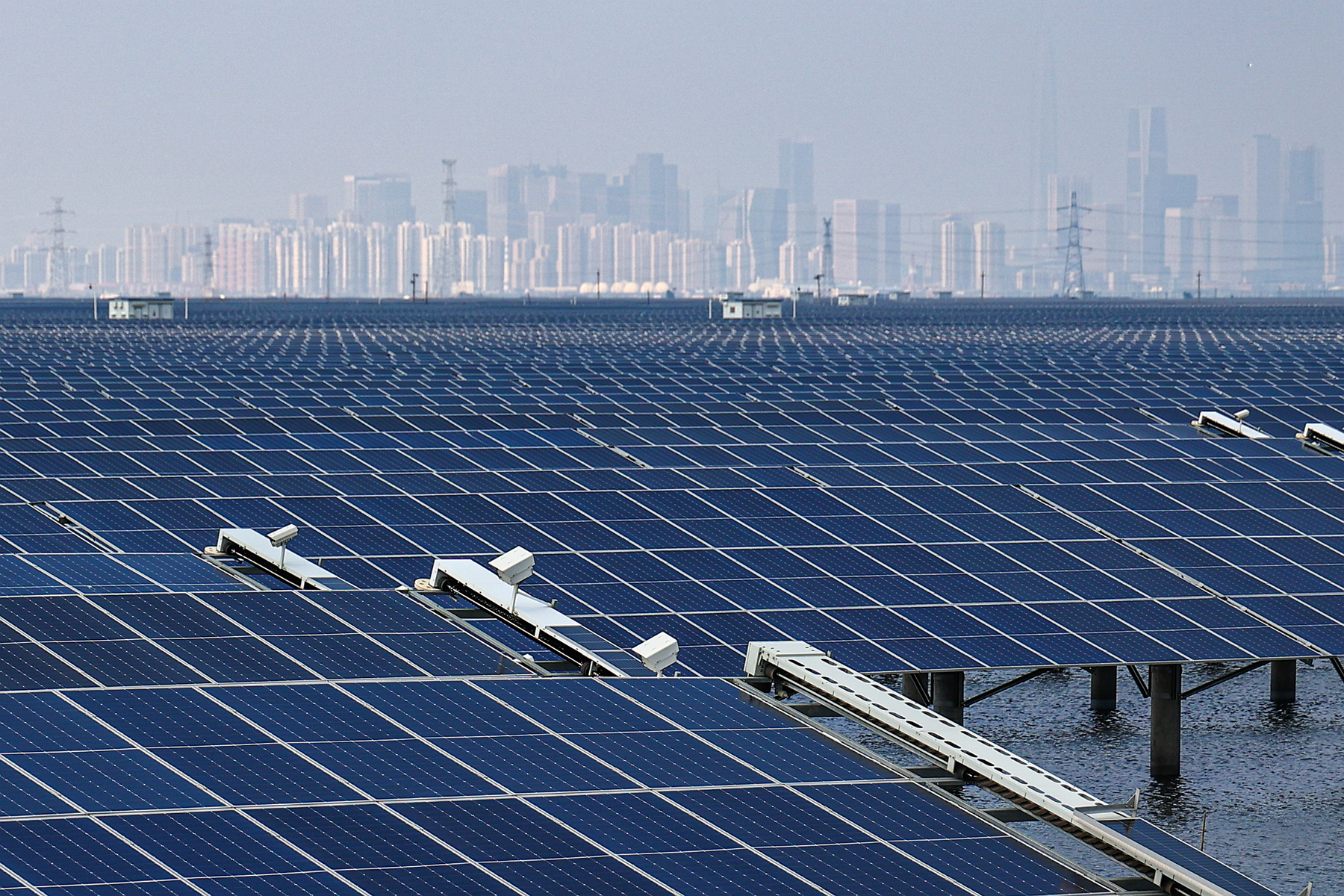 中国の太陽光発電、設備容量で初めて石炭火力上回る