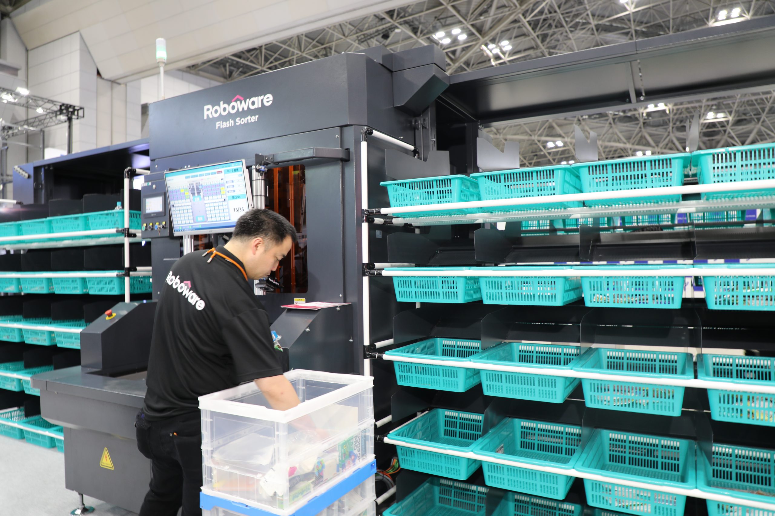 中国物流ロボット、日本で導入拡大　トヨタやコマツも採用、人手不足が追い風