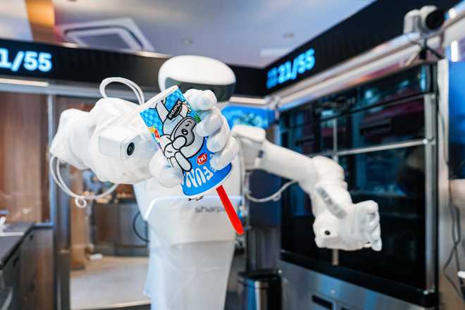 上海のDQに「ヒューマノイド店員」登場　55工程をこなし、最後はカップを逆さに