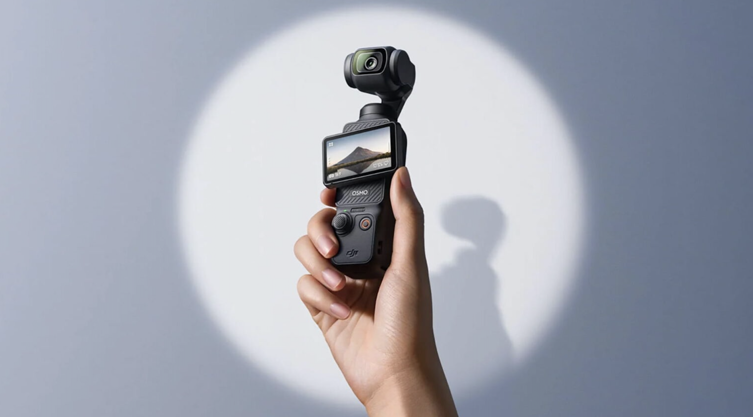 手持ちスマートカメラ、世界出荷57％増　中国「DJI」がシェア7割超