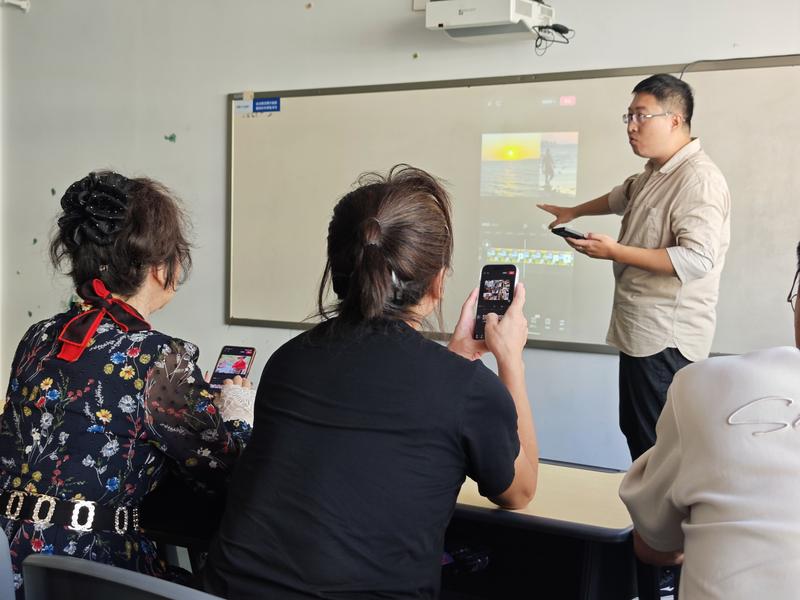 定年後は生成AIや動画編集を学ぶ　中国「シニア大学」でハイテク講座が人気